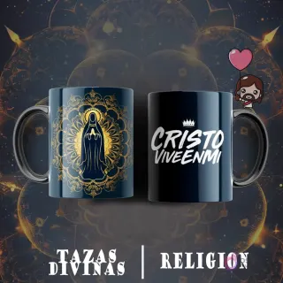 Taza sublimada con silueta de la Virgen María rodeada de un mandala dorado sobre fondo azul oscuro. Taza con la frase 'Cristo Vive en Mí' y corona.