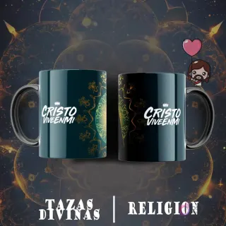Taza sublimada con la frase 'Cristo Vive en Mí' y corona, junto a un elegante patrón floral dorado sobre fondo verde azulado oscuro.