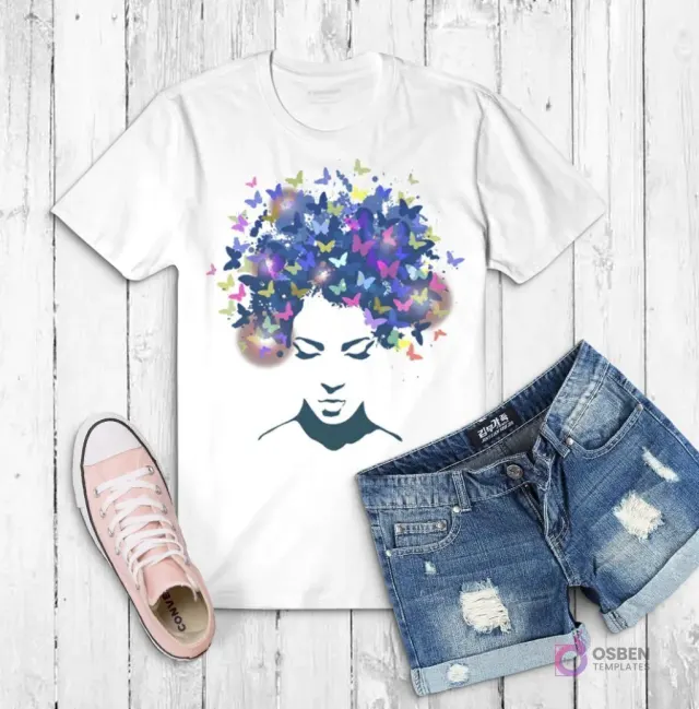 Polera blanca con diseño de mujer estilizada y afro lleno de mariposas de colores vibrantes