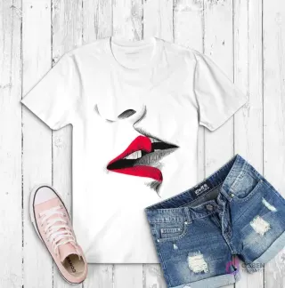 Polera blanca con diseño artístico de dos labios rojos besándose, estilo sketch dibujado