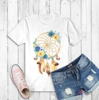 Polera blanca con un diseño de atrapasueños dorado adornado con flores azules y amarillas, y plumas marrones
