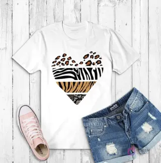 Polera blanca con un corazón multicolor compuesto por diferentes estampados de piel de animal como leopardo, cebra y tigre
