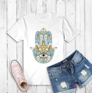 Polera blanca con un detallado diseño de la Mano de Hamsa o Fátima en tonos azules y dorados con un ojo central