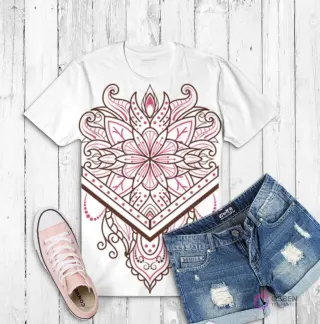 Polera blanca con un intrincado diseño de mandala en tonos rosas y marrones, con detalles florales