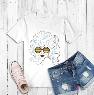 Polera blanca con ilustración de una mujer con cabello rizado, gafas de sol a rayas amarillas y labios rojos