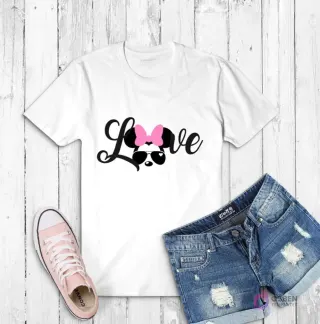 Polera blanca con la palabra 'Love' donde la 'o' es reemplazada por una cara de Minnie Mouse con gafas de sol y un lazo rosa