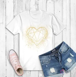 Polera blanca con un corazón geométrico de líneas doradas salpicado de brillo dorado, creando un efecto elegante
