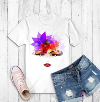 Polera blanca con el rostro de una mujer de ojos azules, labios rojos y un tocado de flores y formas abstractas coloridas