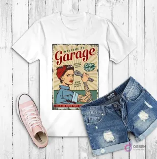 Polera blanca con diseño de cartel vintage 'Welcome to Garage' con una mujer mecánica estilo pin-up sosteniendo una llave inglesa