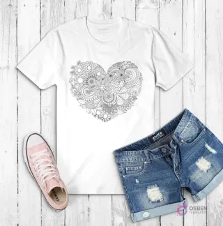 Polera blanca con un diseño de corazón formado por intrincados motivos florales y botánicos en blanco y negro