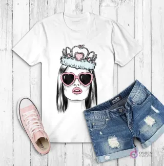 Polera blanca con ilustración de una mujer con cabello liso, gafas de sol en forma de corazón y una corona con pompones rosas