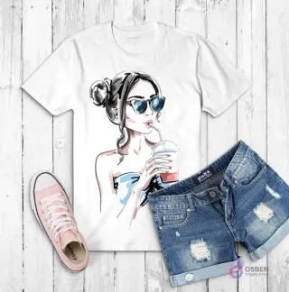Polera blanca con ilustración de una mujer con moño alto, gafas de sol azules y bebiendo de un vaso con pajita