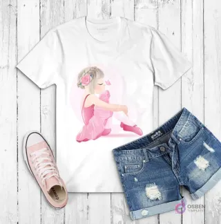 Polera blanca con ilustración de una tierna bailarina sentada con tutú rosa y un pie en punta, acompañada de una mariposa