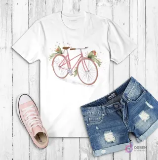 Polera blanca con ilustración de una bicicleta antigua rosa decorada con flores y hojas verdes