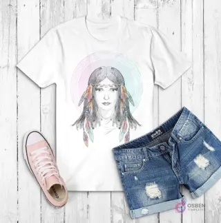 Polera blanca con ilustración de una mujer de cabello largo con plumas de colores, sobre un fondo de halo pastel