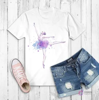 Polera blanca con ilustración de una bailarina en pose de ballet, con tutú púrpura y salpicaduras de acuarela