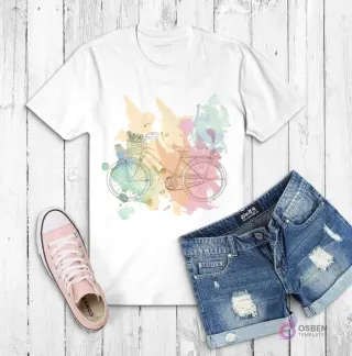 Polera blanca con ilustración de una bicicleta con cesta de flores, sobre un fondo de manchas de acuarela pastel