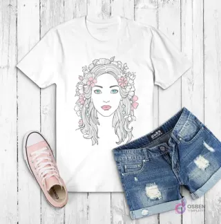 Polera blanca con ilustración de una mujer de cabello ondulado, con corona de flores rosas y blancas, y ojos azules