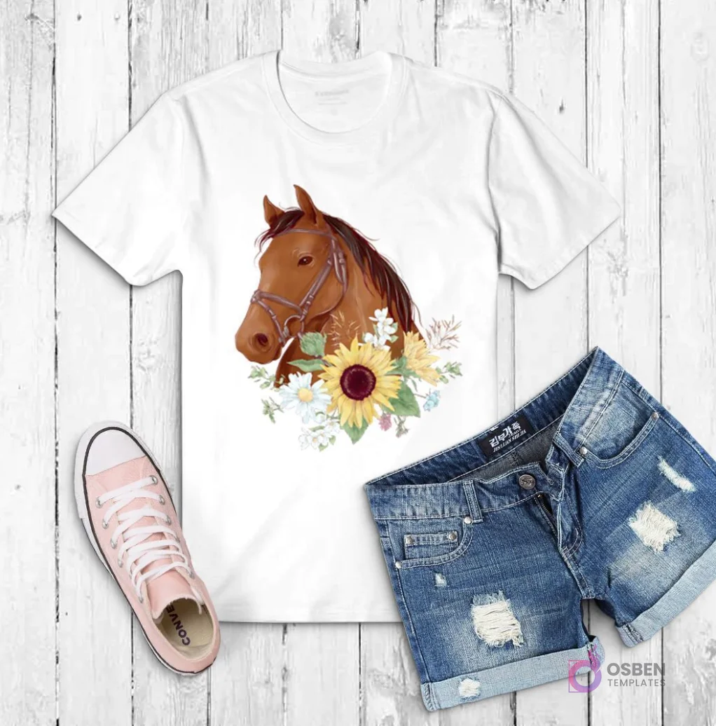 Polera blanca con ilustración de la cabeza de un caballo con bridas, rodeada de girasoles y flores blancas