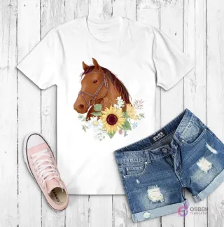Polera blanca con ilustración de la cabeza de un caballo con bridas, rodeada de girasoles y flores blancas