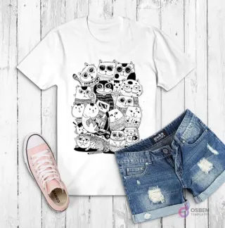 Polera blanca con un grupo de gatos en estilo doodle, apilados unos sobre otros, algunos con gafas, en blanco y negro