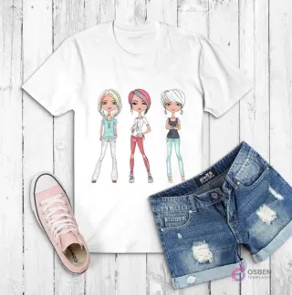 Polera blanca con ilustración de tres chicas caricaturescas de pie, cada una con diferente peinado y ropa casual