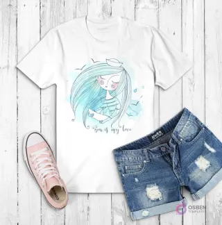Polera blanca con ilustración de una sirena caricaturesca de cabello azul verdoso, sentada y la frase 'Sea is my love'