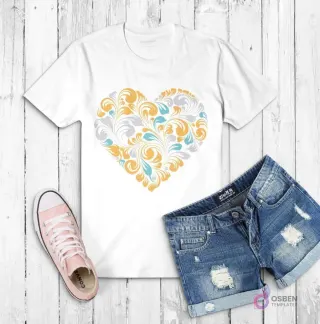 Polera blanca con un corazón ornamentado compuesto por remolinos y filigranas en tonos dorados, azules y grises