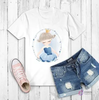 Polera blanca con ilustración de una niña princesa caricaturesca con corona dorada y vestido azul, enmarcada por un círculo floral