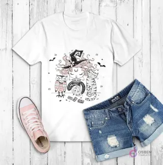 Polera blanca con ilustración de una niña bruja de cabello rosa, sentada con un búho, un gato atigrado y elementos místicos