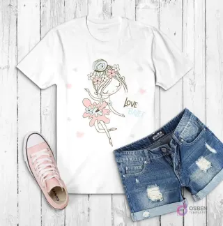 Polera blanca con ilustración de una tierna bailarina con moño y tutú rosa, en pose de ballet y la frase 'Love Ballet'