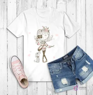 Polera blanca con ilustración de una niña con cámara de fotos y un pequeño perro a su lado, con corazones rosados