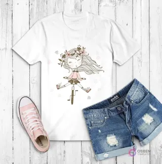 Polera blanca con ilustración de una niña sonriente montando una bicicleta, con cabello al viento y flores en el pelo