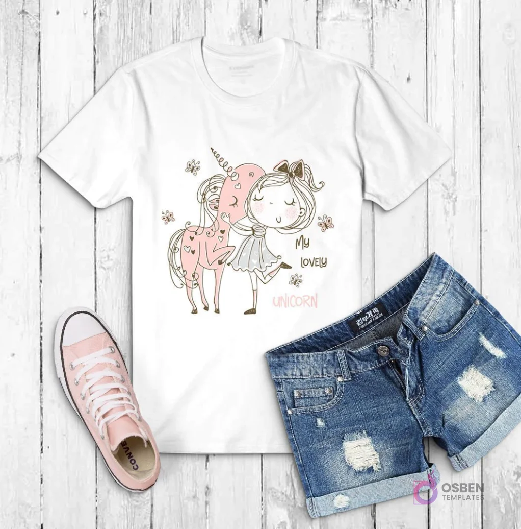 Polera blanca con ilustración de una niña abrazando un unicornio rosa con la frase 'My lovely unicorn'