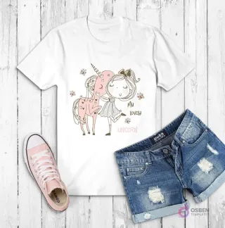 Polera blanca con ilustración de una niña abrazando un unicornio rosa con la frase 'My lovely unicorn'