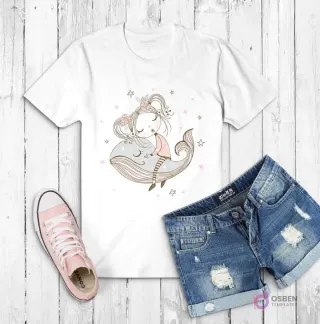 Polera blanca con ilustración de una niña durmiendo sobre una ballena, rodeada de estrellas rosadas