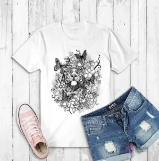 Polera blanca con diseño de cabeza de tigre realista rodeada de intrincados motivos florales y mariposas, en blanco y negro