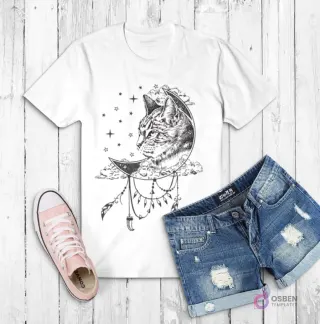 Polera blanca con ilustración de un gato sentado sobre una luna creciente, rodeado de estrellas y nubes con plumas colgantes