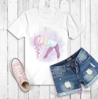 Polera blanca con ilustración de una niña de cabello rizado haciendo una pose de yoga, sobre un fondo de mandala púrpura