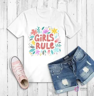 Polera blanca con la frase 'GIRLS RULE' rodeada de un arreglo de flores y hojas de colores vibrantes