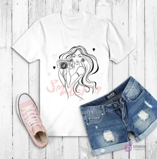 Polera blanca con ilustración de una mujer de cabello largo sosteniendo una cámara de fotos, con la palabra 'Smile' y corazones