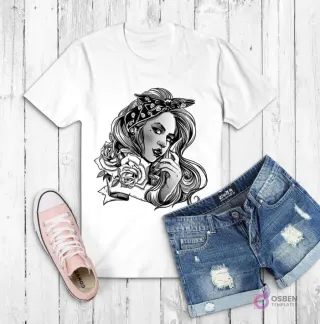 Polera blanca con dibujo de una mujer estilo rockabilly con bandana estampada y rosas, en blanco y negro con toques de gris