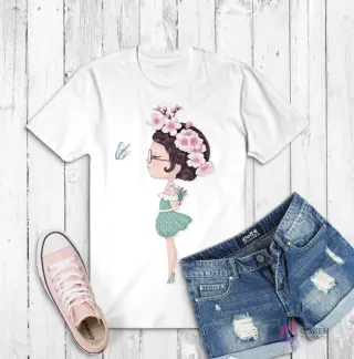 Polera blanca con ilustración de una niña con cabello rizado y flequillo adornado con flores de cerezo, sosteniendo un ramo