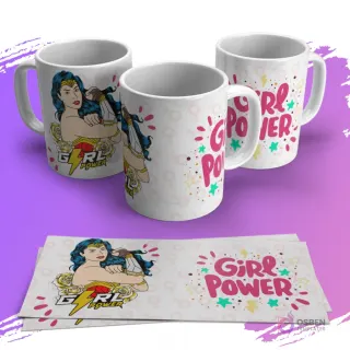 Tres tazas blancas sublimadas con diseño de Wonder Woman estilo cómic y texto 'Girl Power', junto a dos plantillas planas del mismo diseño