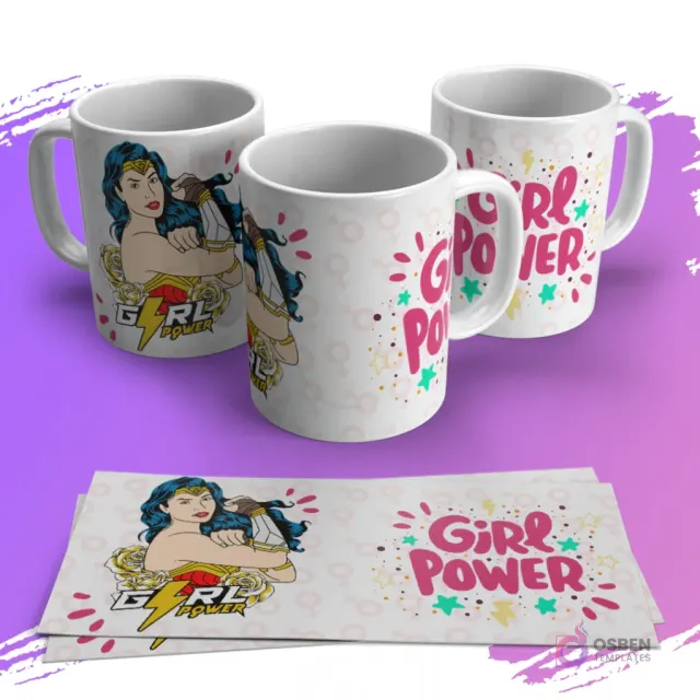Tres tazas blancas sublimadas con diseño de Wonder Woman estilo cómic y texto 'Girl Power', junto a dos plantillas planas del mismo diseño