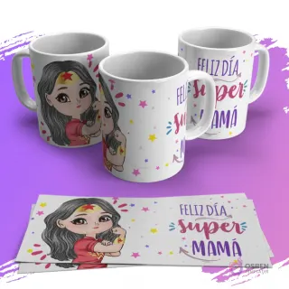 Tres tazas blancas sublimadas con diseño de una niña estilo chibi inspirada en Wonder Woman y texto 'Feliz Día Super Mamá', junto a dos plantillas planas del mismo diseño