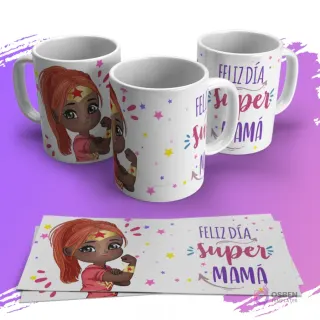 Tres tazas blancas sublimadas con diseño de una niña estilo chibi morena y peliroja inspirada en Wonder Woman y texto 'Feliz Día Super Mamá', junto a dos plantillas planas del mismo diseño