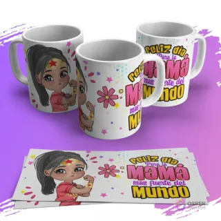 Tres tazas blancas sublimadas con diseño de una niña estilo chibi inspirada en Wonder Woman y texto 'Feliz día para la Mamá más fuerte del mundo', junto a dos plantillas planas