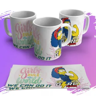 Tres tazas blancas sublimadas con diseño de Marge Simpson estilo Rosie la Remachadora y texto 'Girls rule the world / We can do it', junto a dos plantillas planas
