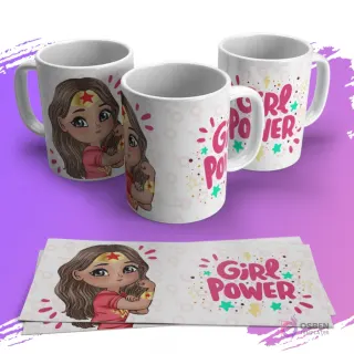 Tres tazas blancas sublimadas con diseño de una niña estilo chibi de pelo oscuro y estrella en la frente inspirada en Wonder Woman y texto 'Girl Power', junto a dos plantillas planas